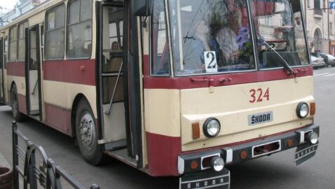 «Накупили гов*а». В Черновцах водитель троллейбуса отогревала двигатель факелом из салона