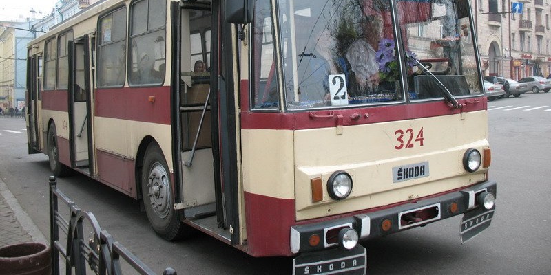 «Накупили гов*а». В Черновцах водитель троллейбуса отогревала двигатель факелом из салона