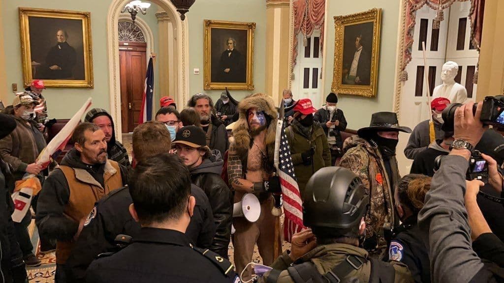 «Капитолий взят!»: сторонники Трампа вошли в здание Конгресса - 2 - изображение