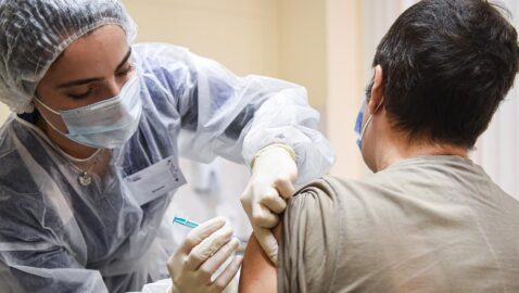 Нет доказательств, что вакцинация снижает риск передачи коронавируса — ВОЗ