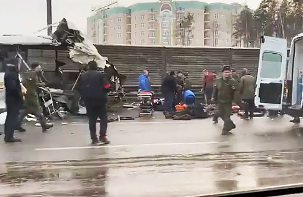 В Подмосковье самосвал протаранил колонну военных автобусов: есть погибшие