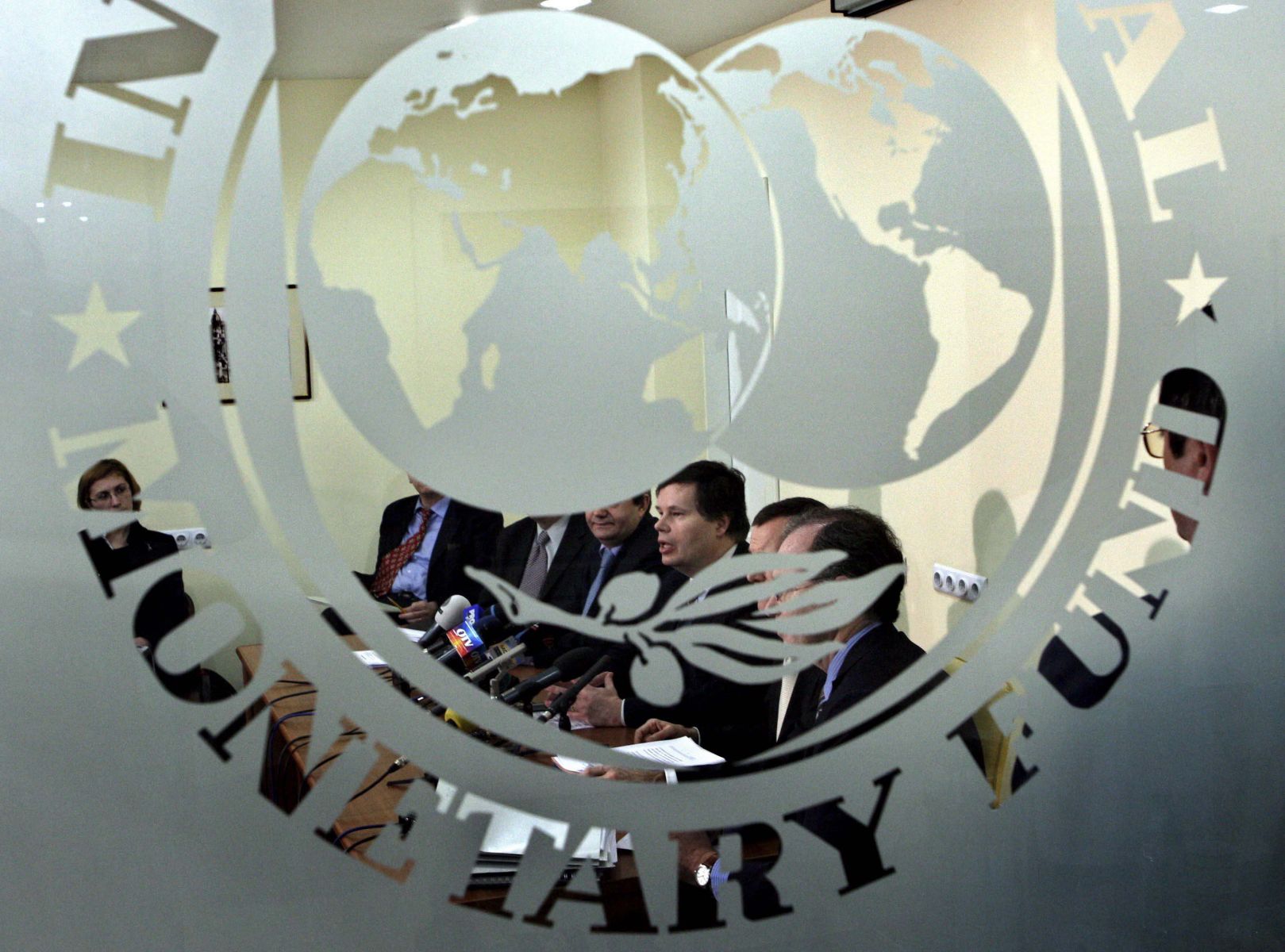 МВФ продлил работу миссии в Украине