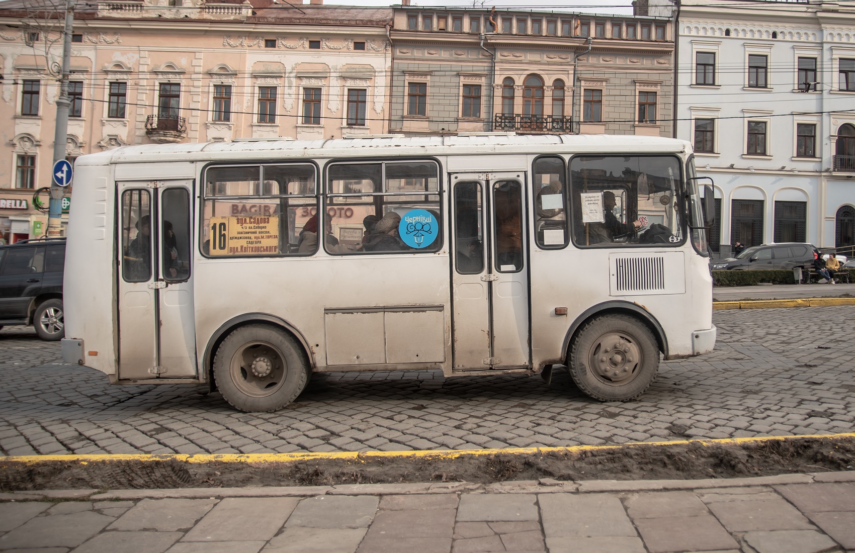 В Черновцах хотят обязать перевозчиков транслировать классику в маршрутках и на остановках