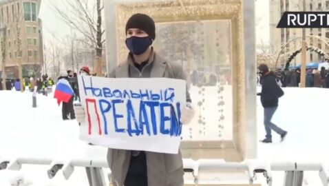 В Москве прохожий напал на парня с плакатом «Навальный — предатель» (видео)
