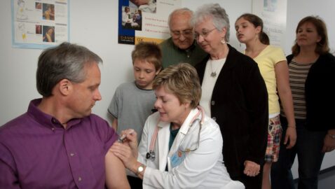 ВОЗ призвала богатые страны поделиться вакциной от коронавируса