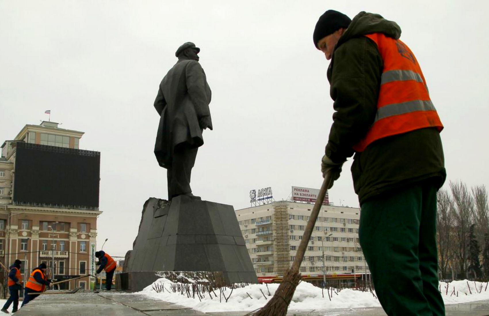 В Донецке Вятрович вместо памятника Ленину хочет установить монумент в виде башни аэропорта и переименовать центральную улицу