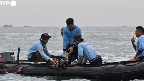 Обнаружены черные ящики самолета, потерпевшего крушение в Индонезии