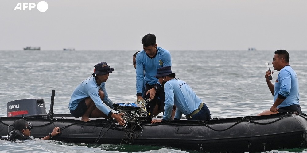 Обнаружены черные ящики самолета, потерпевшего крушение в Индонезии