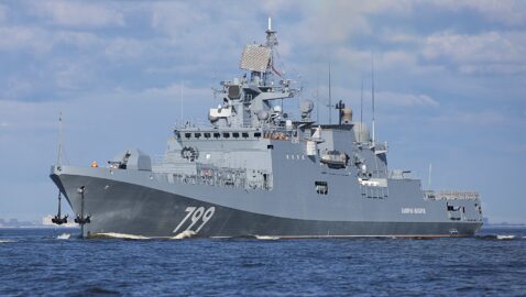 Российский фрегат «вступил в морской бой» с американскими эсминцами