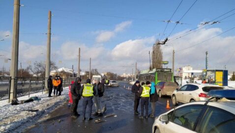 В Харькове на пешеходном переходе автомобиль насмерть сбил девушку (видео)