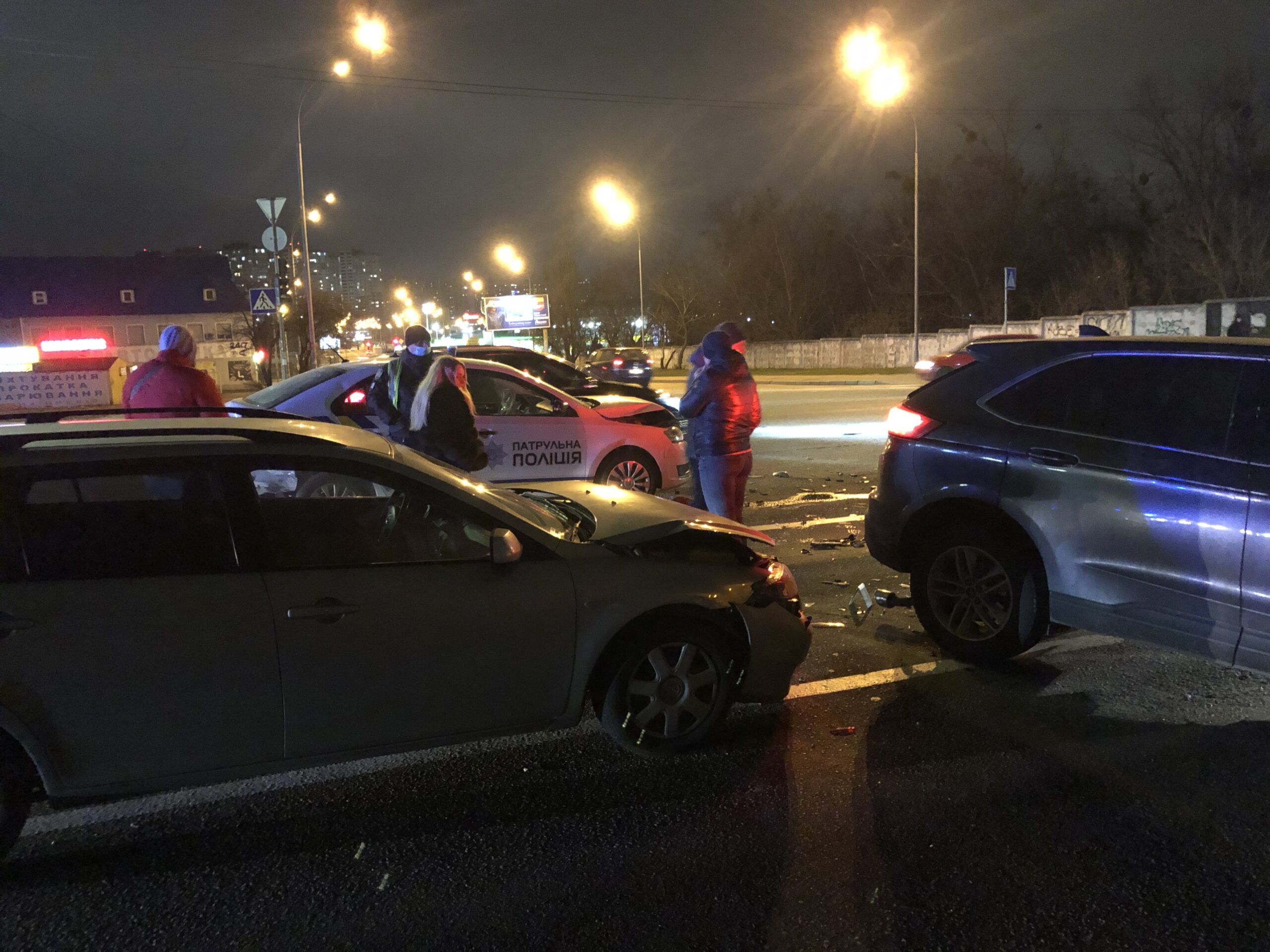 В Киеве столкнулись четыре автомобиля, один из них полицейский