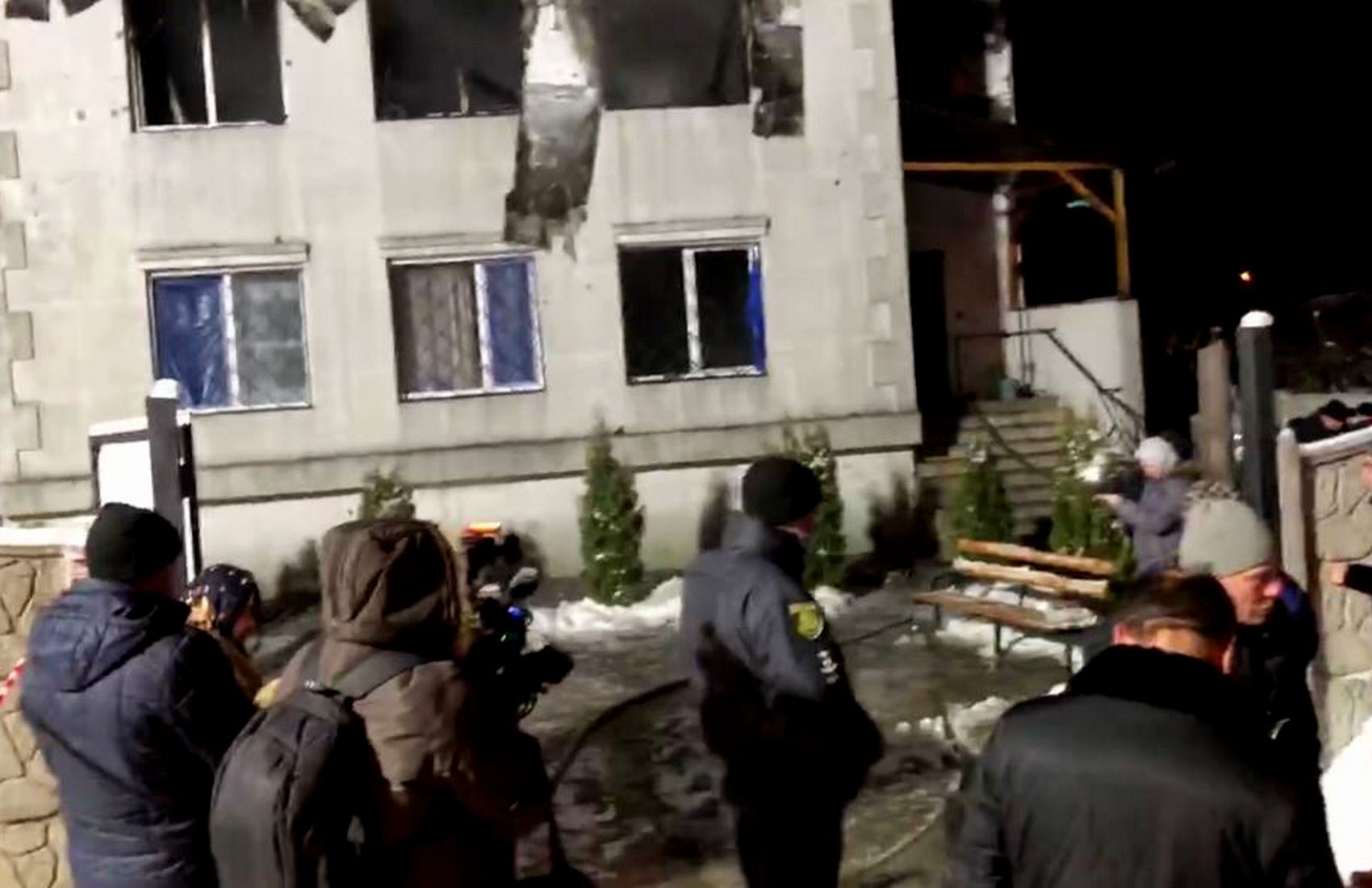 «Їх виносили на сніг голих, в памперсах»: розповідь очевидців пожежі в будинку для літніх людей в Харкові