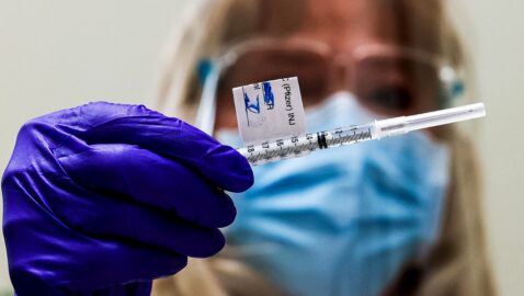 Китай призвал приостановить вакцинацию препаратом Pfizer