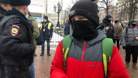«Не трогайте ребёнка!»: в Сеть попало видео с задержанием на митинге в Москве 14-летнего школьника