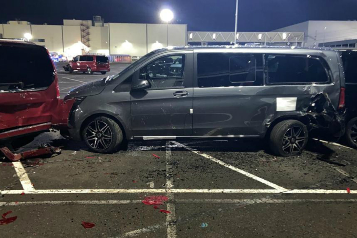 Уволенный сотрудник Mercedes разбил бульдозером более 50 новых авто - 3 - изображение