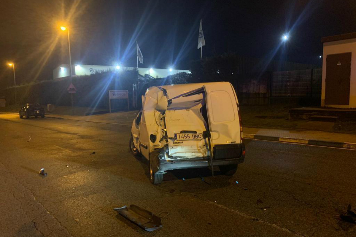 Уволенный сотрудник Mercedes разбил бульдозером более 50 новых авто - 5 - изображение
