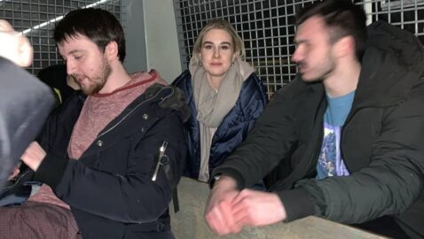 В аэропорту Внуково задержали соратников Навального (видео)
