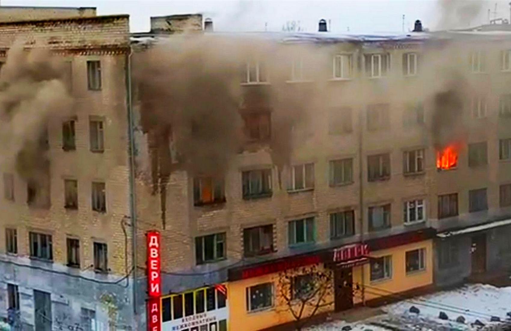 Пожар в общежитии Павлограда: спасатели болгаркой срезали двери