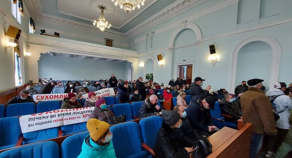 Протестующие против тарифов взяли штурмом Житомирский облсовет