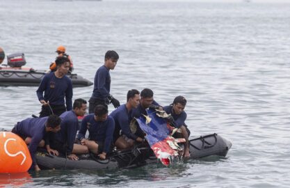 Авиакатастрофа в Индонезии: спасатели обнаружили останки тел (фото)