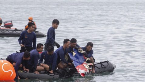 Авиакатастрофа в Индонезии: спасатели обнаружили останки тел (фото)