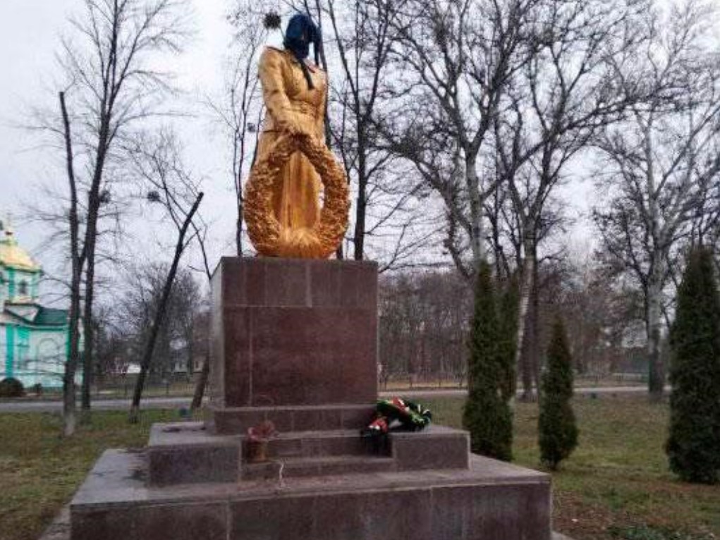 На Полтавщине надругались над памятником погибшим во Второй мировой
