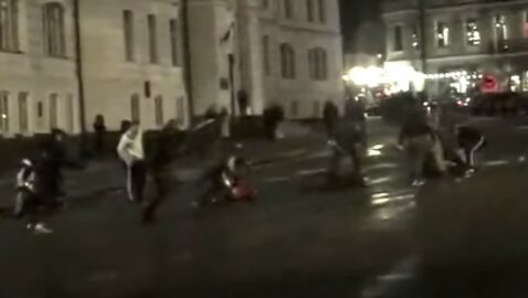 В Киеве избили двух геев, которые заступились за девушку (видео)