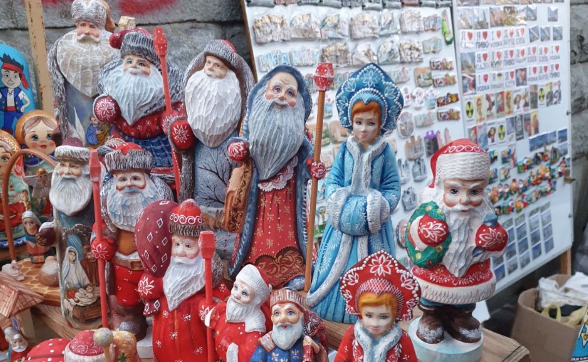 У центрі Києва продають радянських Дідів Морозів і марки з Леніним