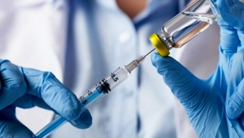 Минздрав и МВД проверят данные о тайной вакцинации украинских чиновников