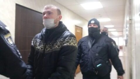 Убийца 11-летней Дарьи Лукьяненко попытался перерезать себе горло во время заседания суда (видео)