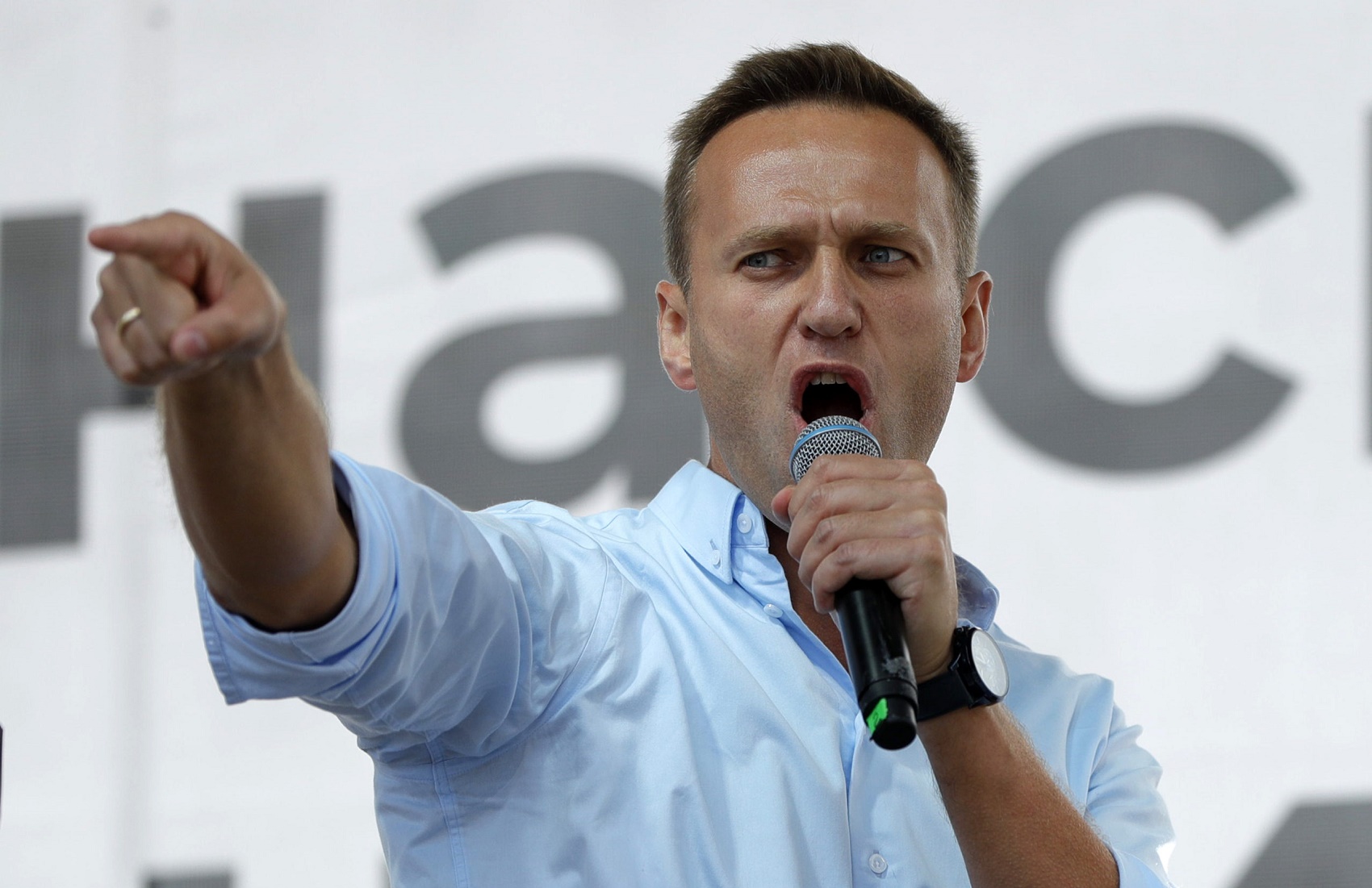 Самолёт с Навальным перенаправили в другой аэропорт — СМИ