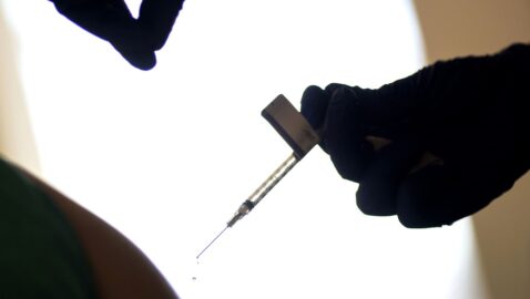 В Норвегии объяснили смерти после COVID-вакцинации Pfizer