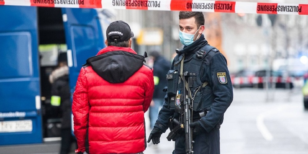 Во Франкфурте мужчина с ножом напал на прохожих - 1 - изображение