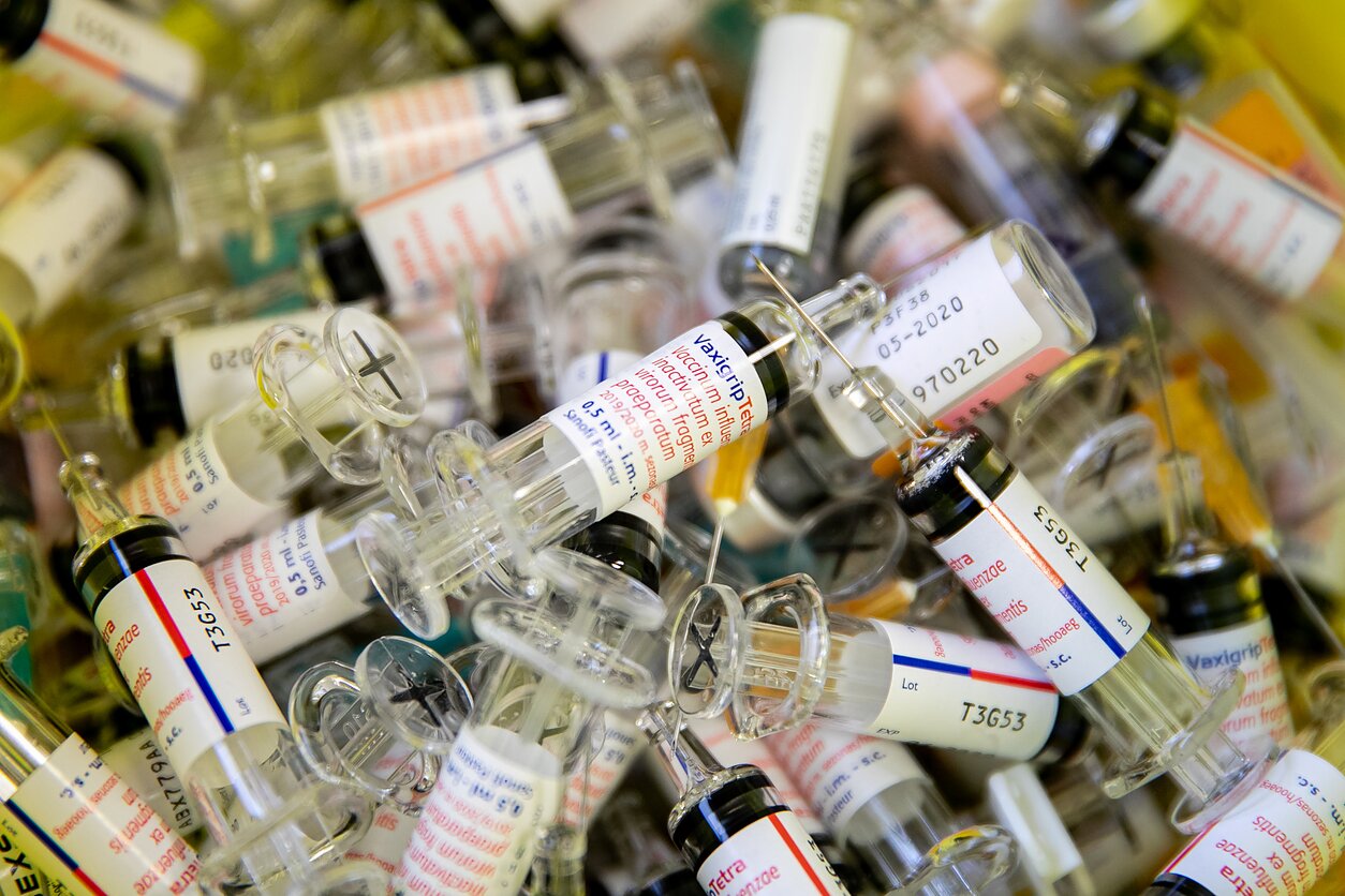 В Литве зафиксировали массовое заражение COVID-19 медиков, привившихся вакциной Pfizer
