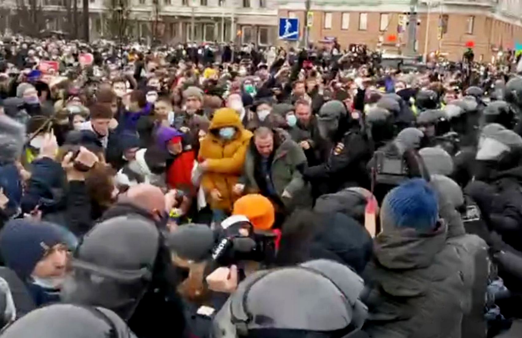 Протесты в РФ: в полицию летят яйца и пластиковые бутылки, правоохранители применяют дубинки (видео)