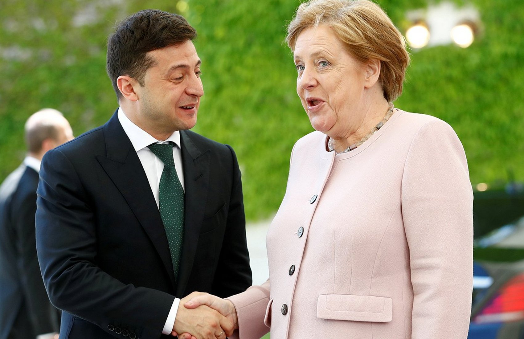 Зеленский попросил Меркель помочь Украине быстрее получить вакцину