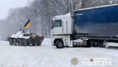 В Ровно троллейбусы и грузовики вытаскивают из снега с помощью БТР (видео)