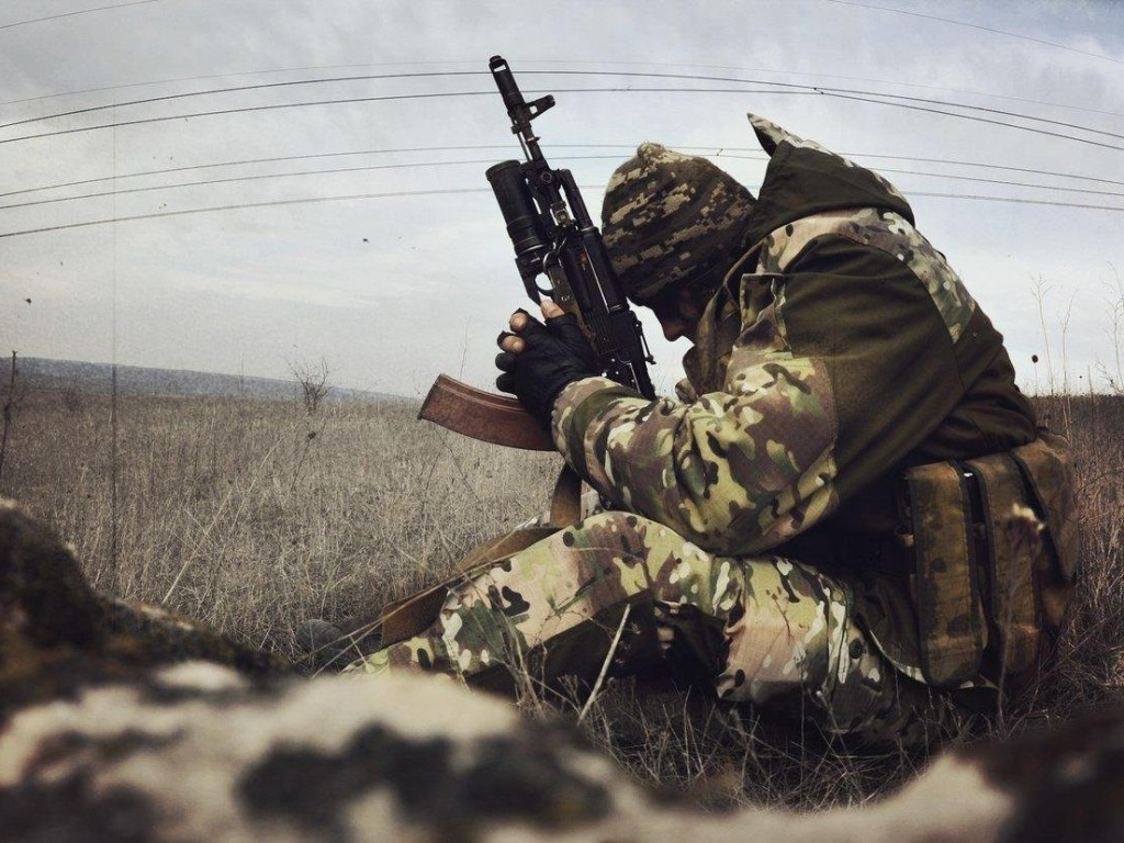 Обстрелы на Донбассе: погиб один военный, двое ранены