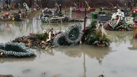 В Мукачево затопило кладбище (видео)