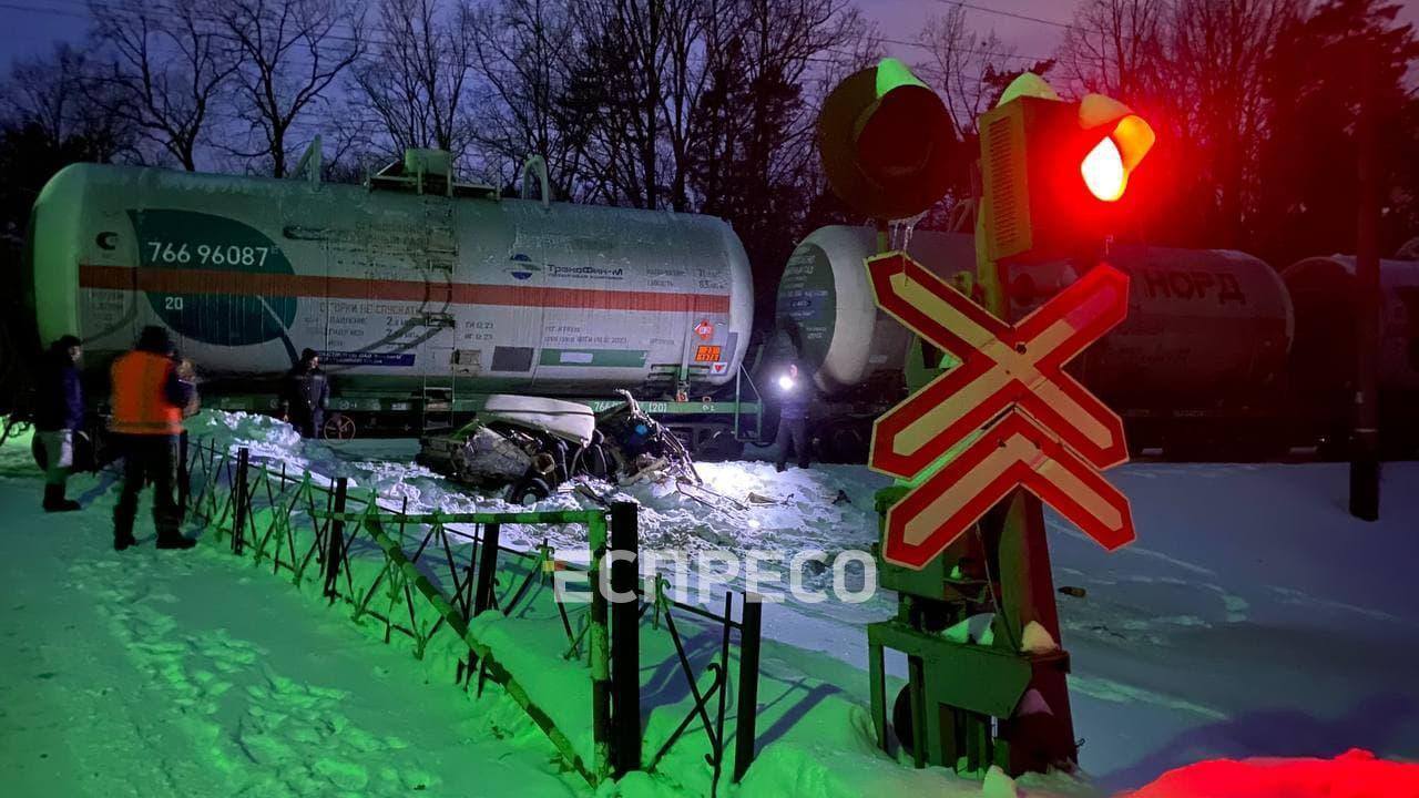 В Киеве товарный поезд сбил авто: пассажира тащило по рельсам около километра (фото, видео) - 5 - изображение