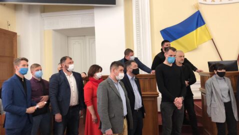 В Харькове депутаты «ЕС» блокировали трибуну горсовета из-за проспекта Жукова