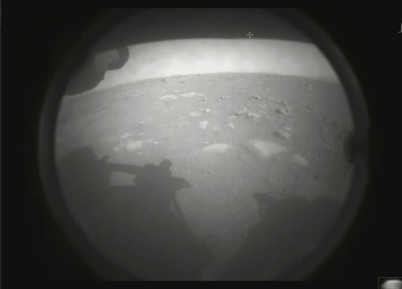 Ровер «Персеверанс» сел на поверхность Марса и прислал первые снимки - 1 - изображение