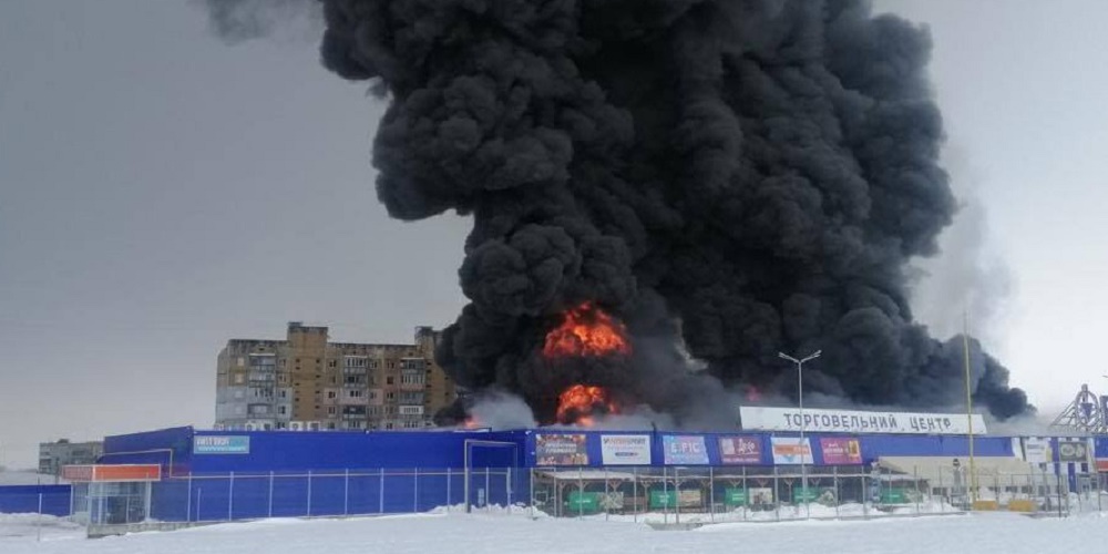 В «Эпицентре» подтвердили поджог ТЦ в Первомайске и показали начало пожара