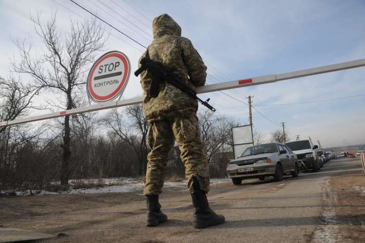 На Донбассе авто пыталось прорваться через блокпост: водитель застрелен
