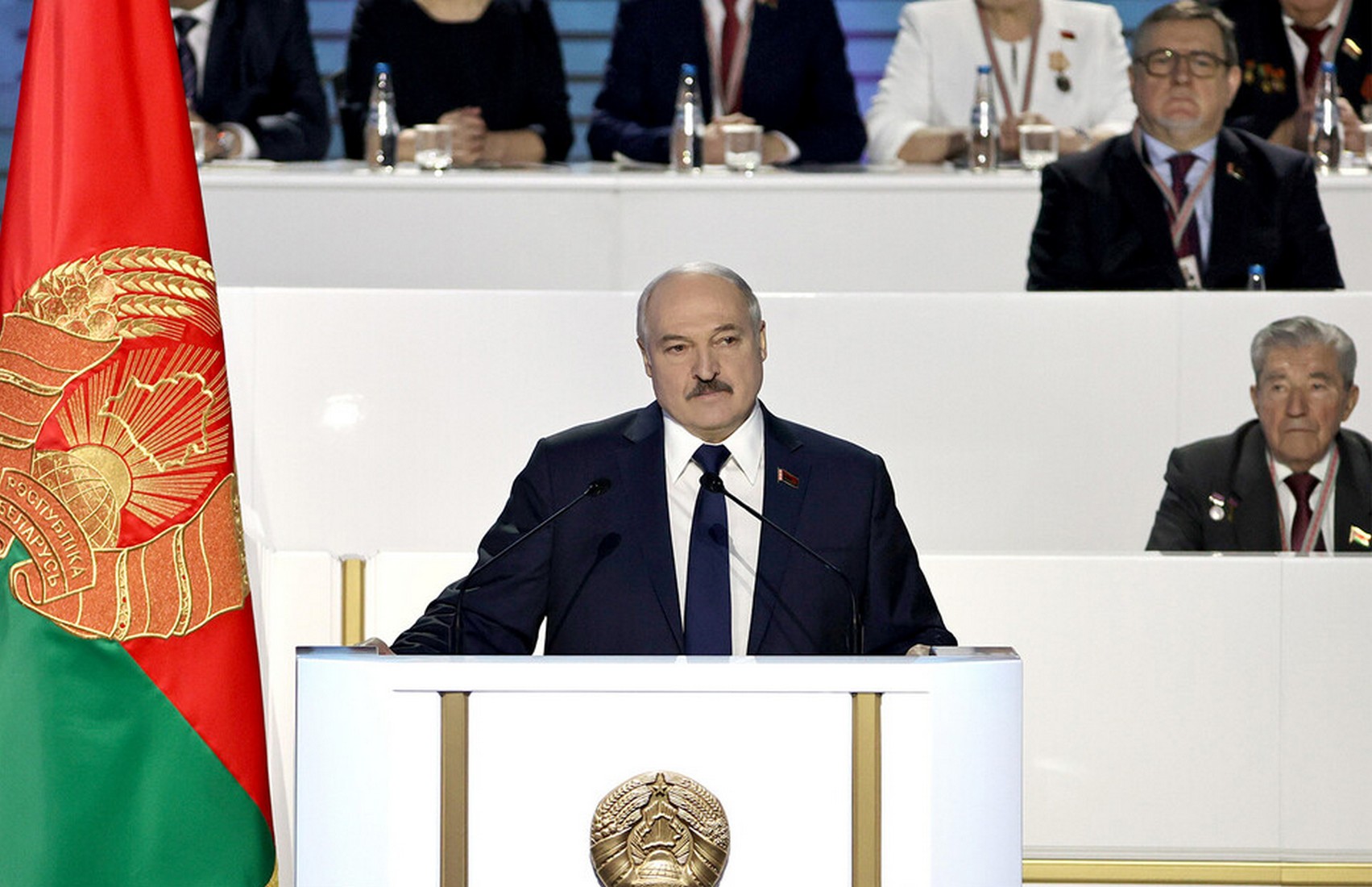 Лукашенко пообещал, что не будет показывать себя в интернете «раздетым и пьяным»