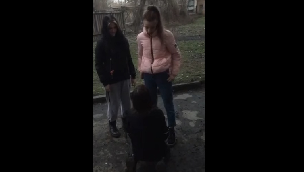 В Кривом Роге подростки поставили на колени сверстницу и избили её (видео)