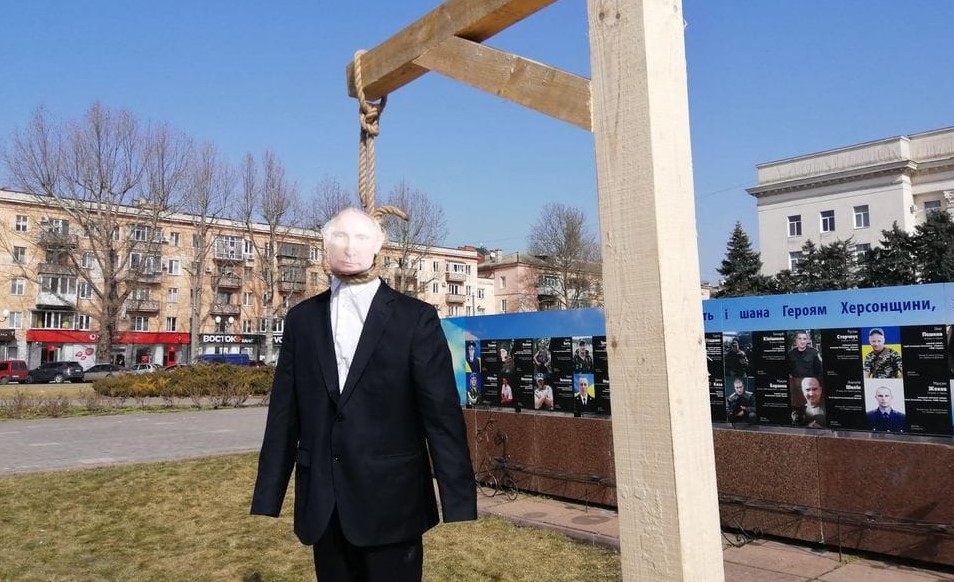 В Херсоне «казнили» Путина, сделанного из газет ППШ