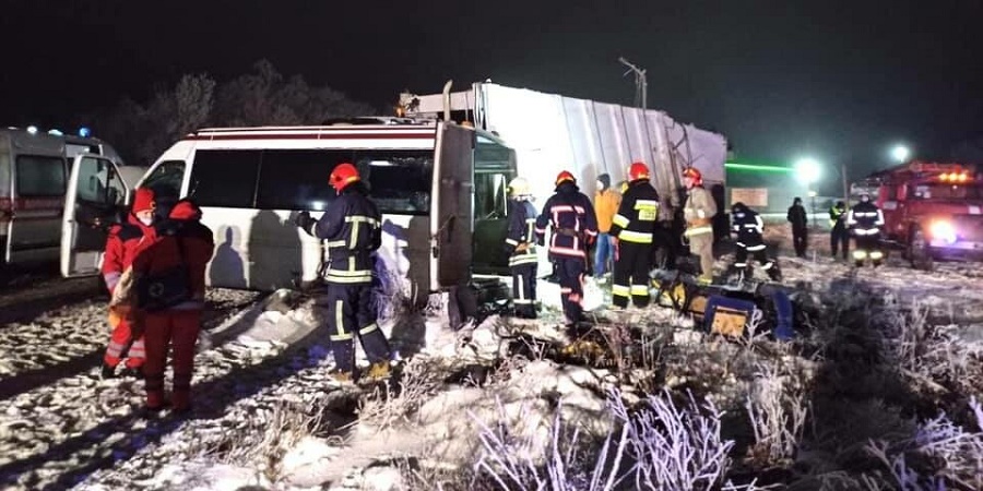 На Прикарпатье грузовик врезался в микроавтобус, есть погибшие