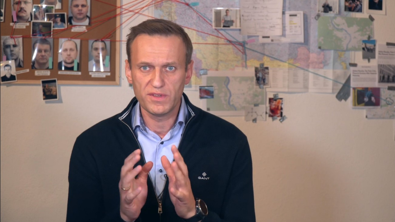 YouTube разблокировал видео разговора Навального с «отравителем»