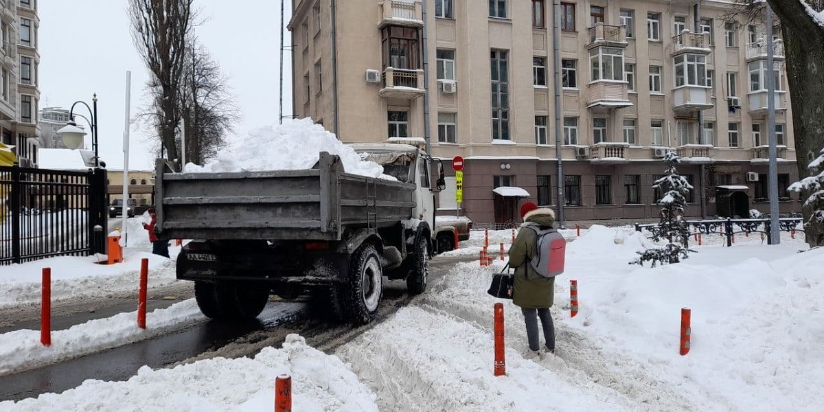 В Киеве возле дома Зеленского снег вывозят самосвалами (фото) - 2 - изображение